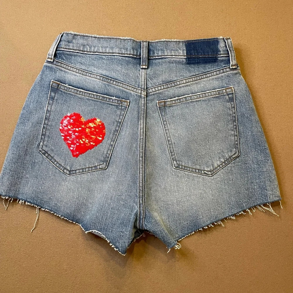 A&F Curve Love The Mom Short High Rise w Sequin Heart Size 4/27 NWT - Picture 7 of 15